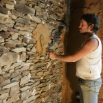 Application du torchis sur mur en pierre – Argilus
